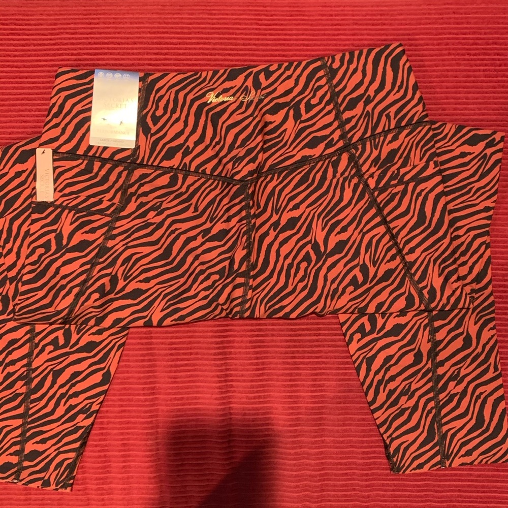 NWT Victoria’s Secret Performance Tight Sz. L